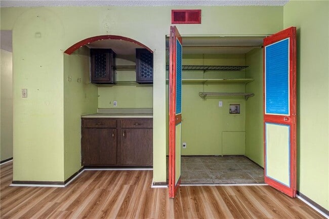 Building Photo - 112 Camelot Dr