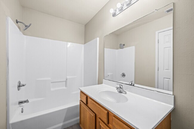 Building Photo - Spacious 3-Bed, 3-Bath Duplex – Awaits!