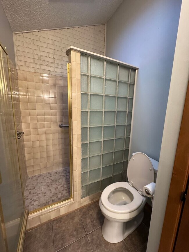 Building Photo - Spacious 2 Bed / 2 Bath Condo in Greenbriar Village