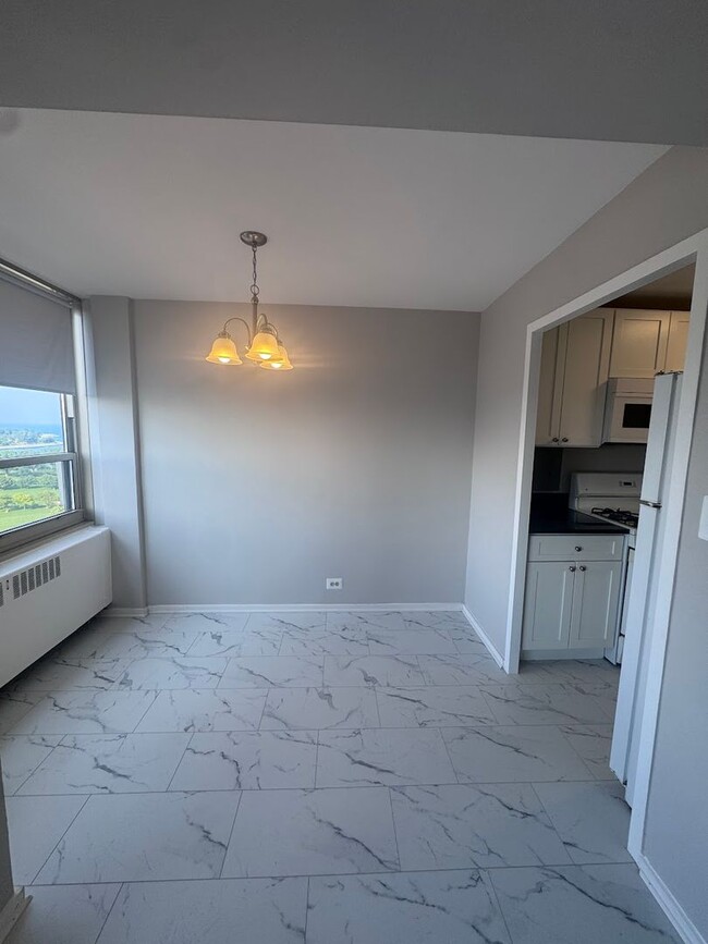 Building Photo - 3 Bed 1.5 Bath in Lakeview!