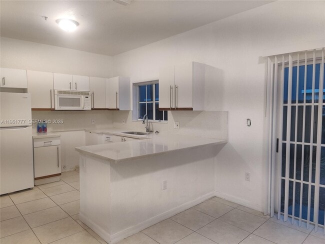 Building Photo - 3928 SW 52nd Ave