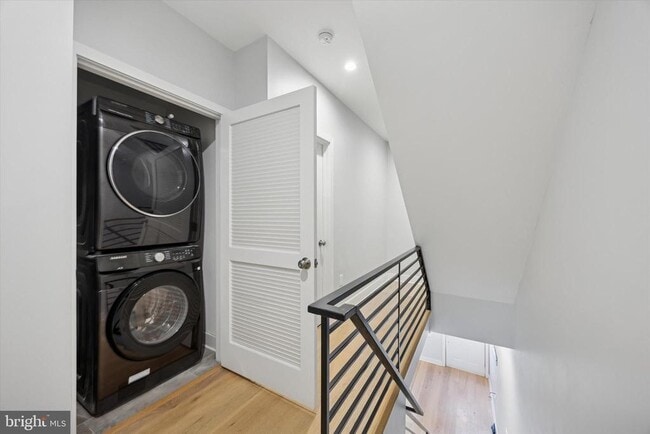 Building Photo - 548 E Hewson St