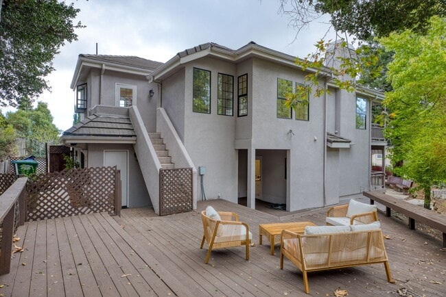 Building Photo - Huge house (2914 Sq. Ft.) in a well desired neighborhood off of Johnson Avenue