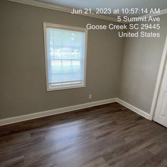 Building Photo - Relaxed Living with Spacious Yard in Goose...