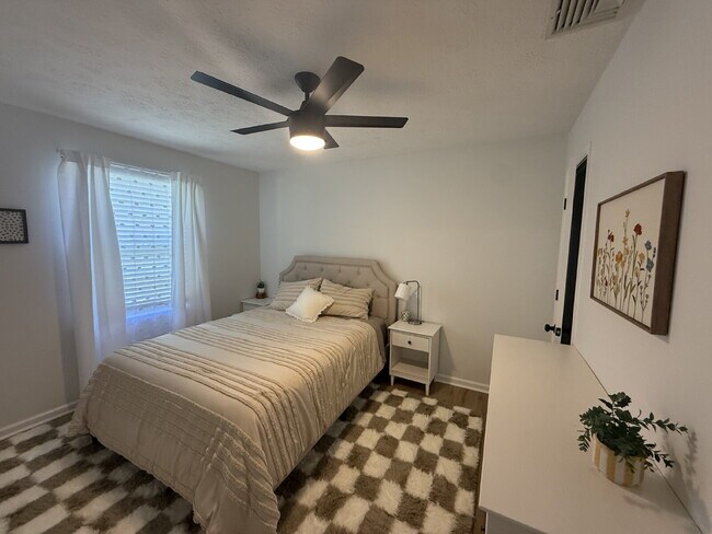 Building Photo - Furnished Home in Madison Heights available through October 31, 2026.