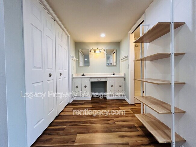 Building Photo - 493 Dahlia St