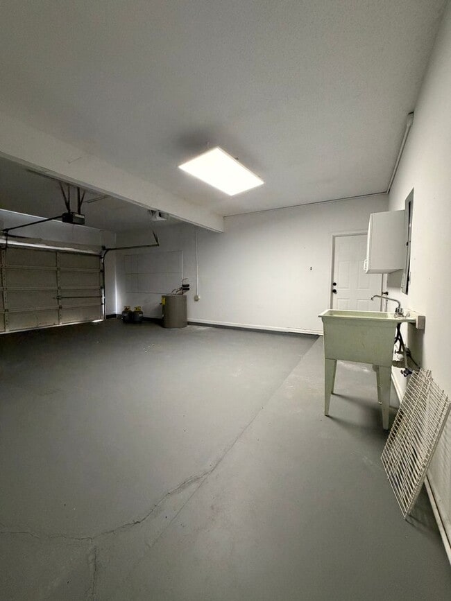 Building Photo - 4 bed | 2.5 bath | 2,630 sq ft