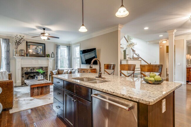 Building Photo - Custom built home in a great location in B...