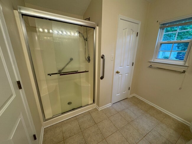 Building Photo - Location! 4 bedroom with garage convenient...
