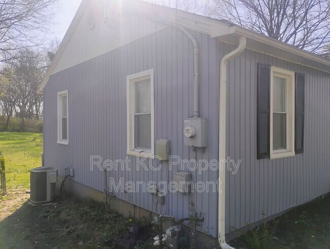 Building Photo - 6021 N Topping Ave