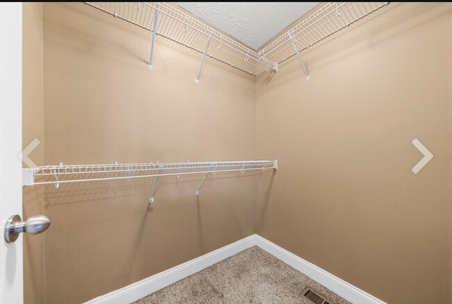 Building Photo - 546 Falkland Cir