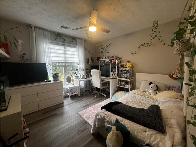 Building Photo - 130 Morning Glen Dr