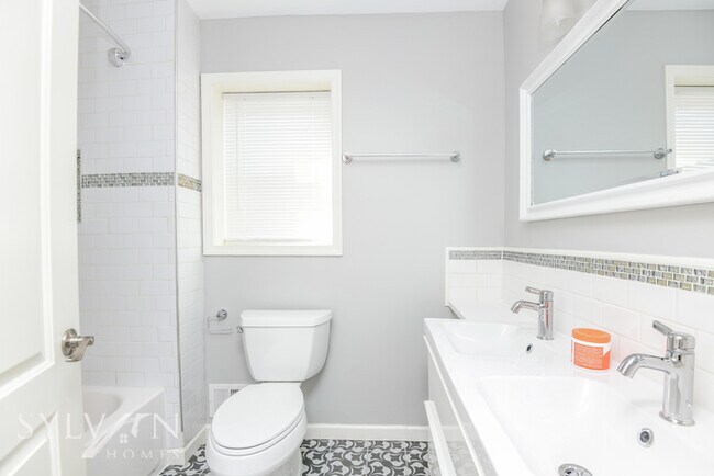 Building Photo - Prepare to fall in love with this 3 BR, 2 ...