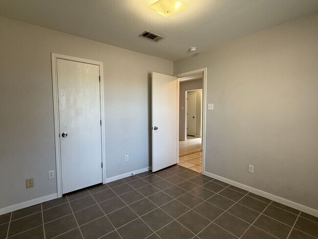 Building Photo - 1820 Fleetwood Dr