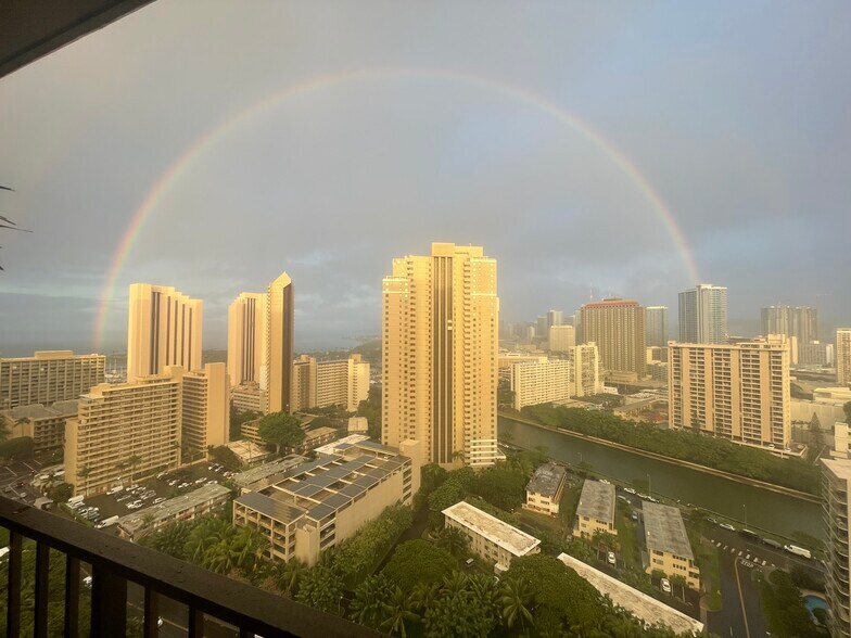 Building Photo - 411 Hobron Ln