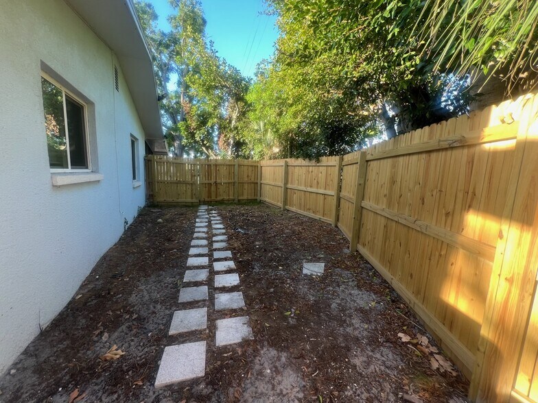 Side Yard - 100 38th Ave SE