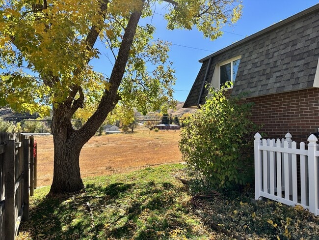 Building Photo - "Charming 3-Bedroom Condo with Hardwood Floors & 2 Full Baths in Golden, CO!"