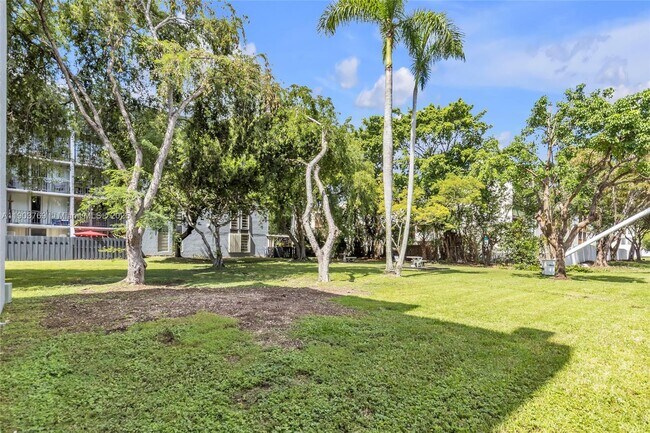 Building Photo - 210 Fontainebleau Blvd