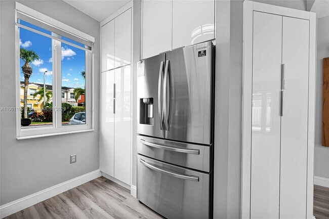 Building Photo - 640 SE 1st St