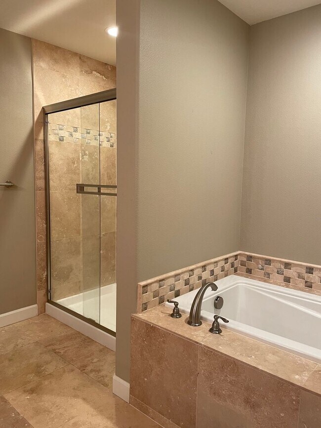 Building Photo - NEWER LUXURY Style Townhouse with a gorgeo...