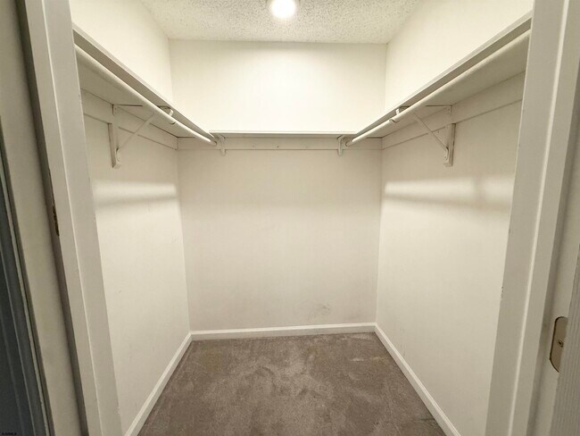 Building Photo - 12 Colonial Ct