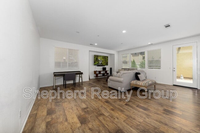 Building Photo - 28468 Sunflower St