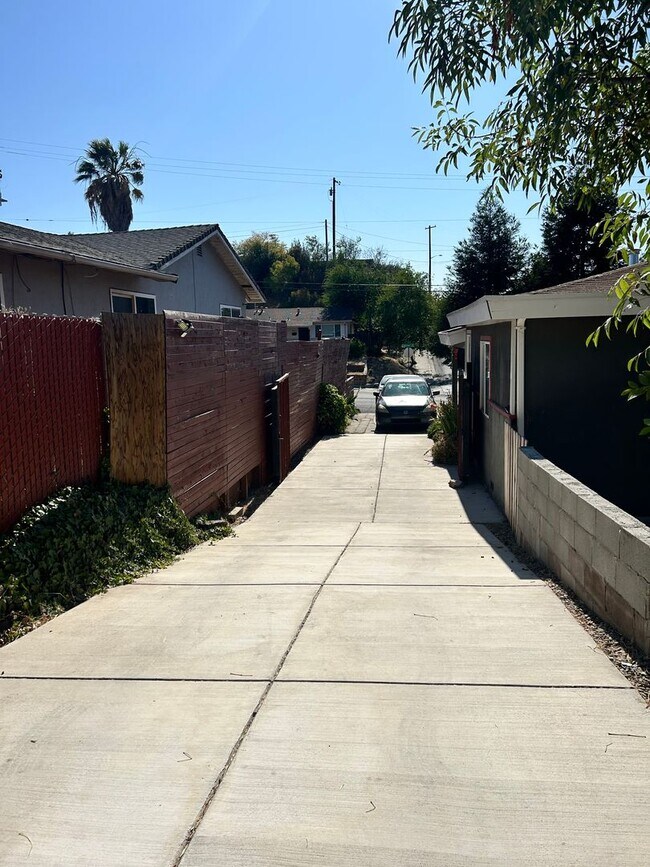 Building Photo - 1-Bedroom ADU with Full Kitchen, Loft & In...