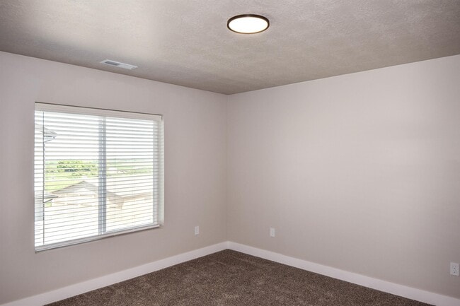 Building Photo - 705 E 730 N