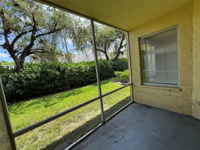Building Photo - 905 Coral Club Dr