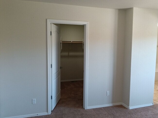 Building Photo - 4 Bedroom, 3 Bathroom! Lovely Home!