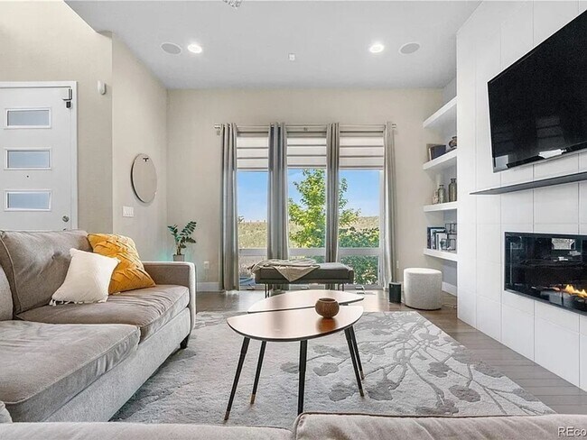 Building Photo - Stunning 4BR House on corner lot in Denver...