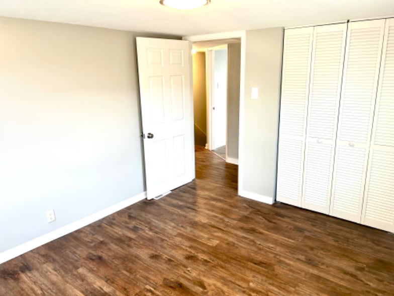 Building Photo - 413 6th Ave