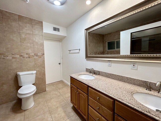 Building Photo - AVAILABLE NOW!! 2 Bedroom 1 Bathroom Apart...