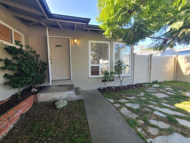 Building Photo - Spacious Ocean Beach 2 bed 1 bath just a few steps from Colliers Park.