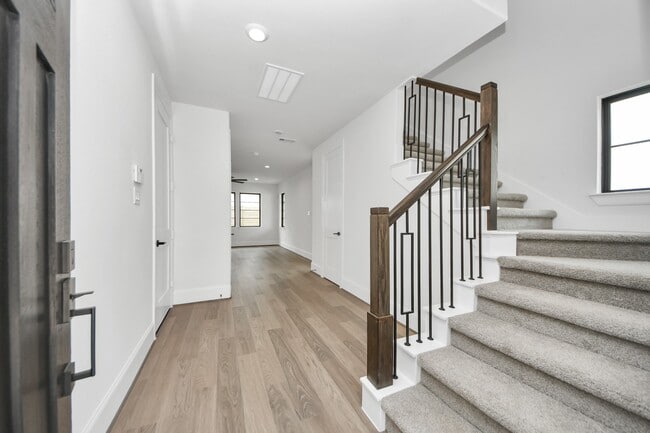 Building Photo - 12010 Royal Oaks Banner Wy
