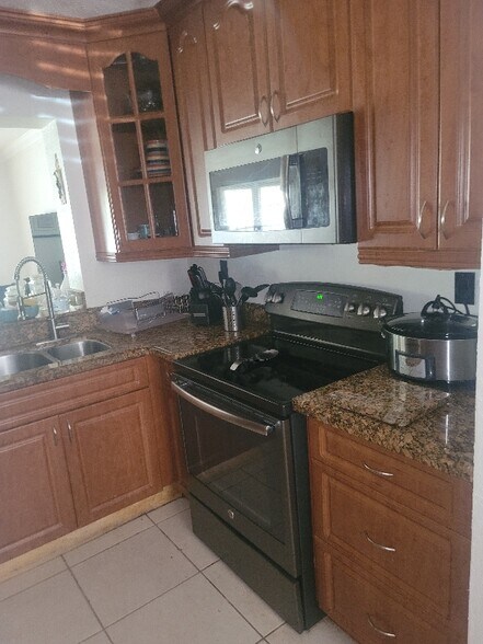 Building Photo - 15000 S River Dr