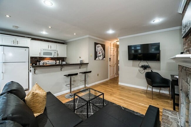 Building Photo - Historic Beacon Hill Charm Meets Modern Urban Living – 2 Bed | 1 Bath