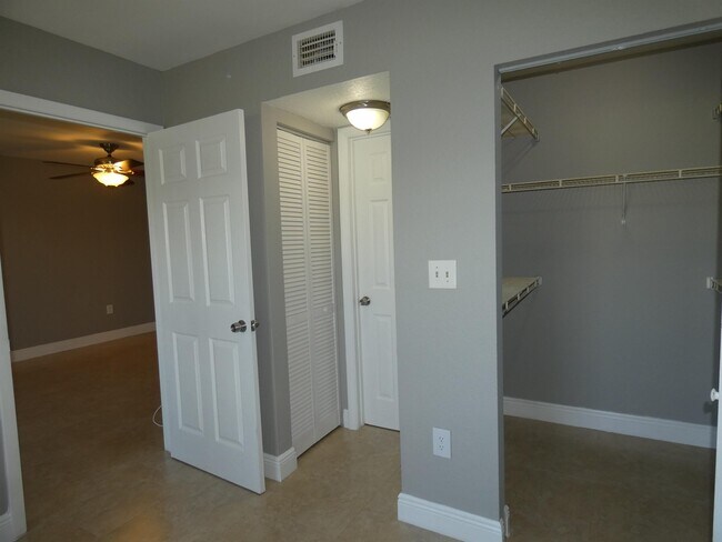 Building Photo - 2841 N Oakland Forest Dr