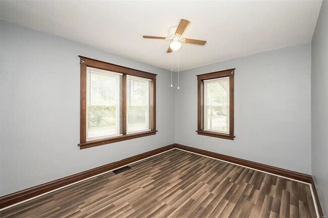 Building Photo - "Charming 2-Bed Duplex Retreat on Pennsylvania Ave – Spacious 1170 Sq Ft in Vibrant St. Louis!"