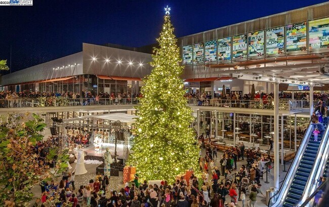 Building Photo - 140 Reflections Dr