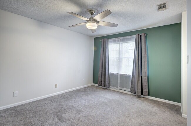 Building Photo - Townhome on Southside