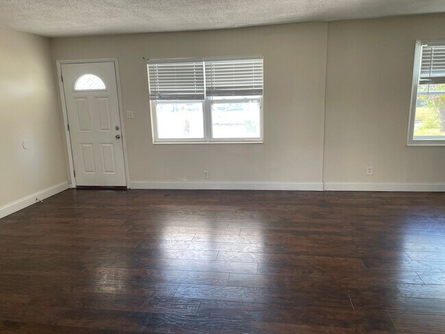 Building Photo - 904 Forestdale Ave