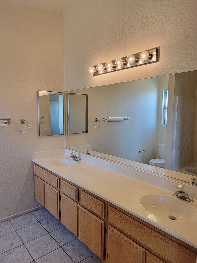 Building Photo - Single story Rosamond Home