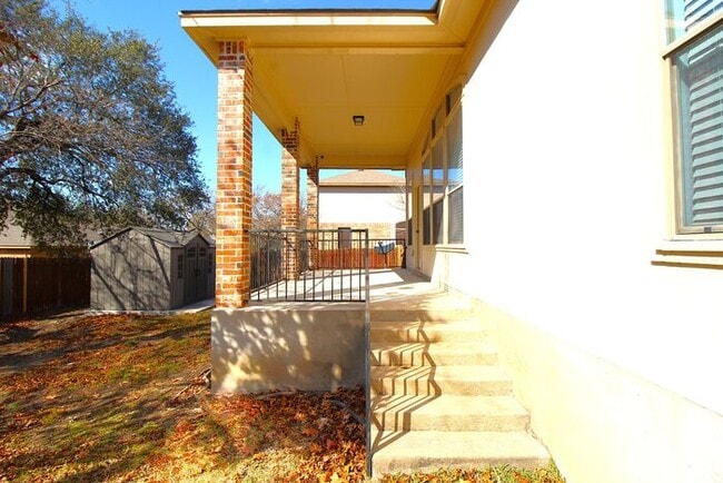 Building Photo - 6707 Rosita Oak Dr