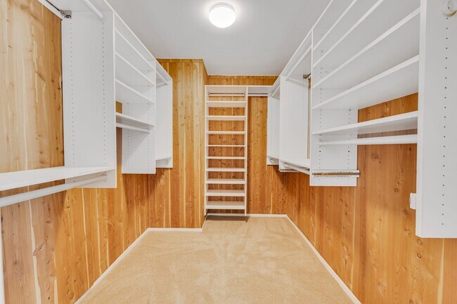 Building Photo - Perfect Entertaining Family Home with Larg...