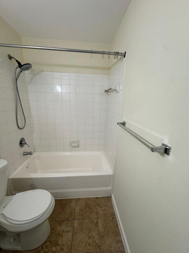 Building Photo - Spacious 1/1 Condo – Great Location!