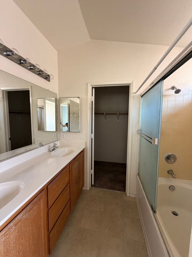 Building Photo - Gated Community Home in Cul-De-Sac