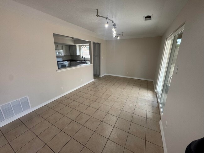 Building Photo - 4765 Limestone Dr NE