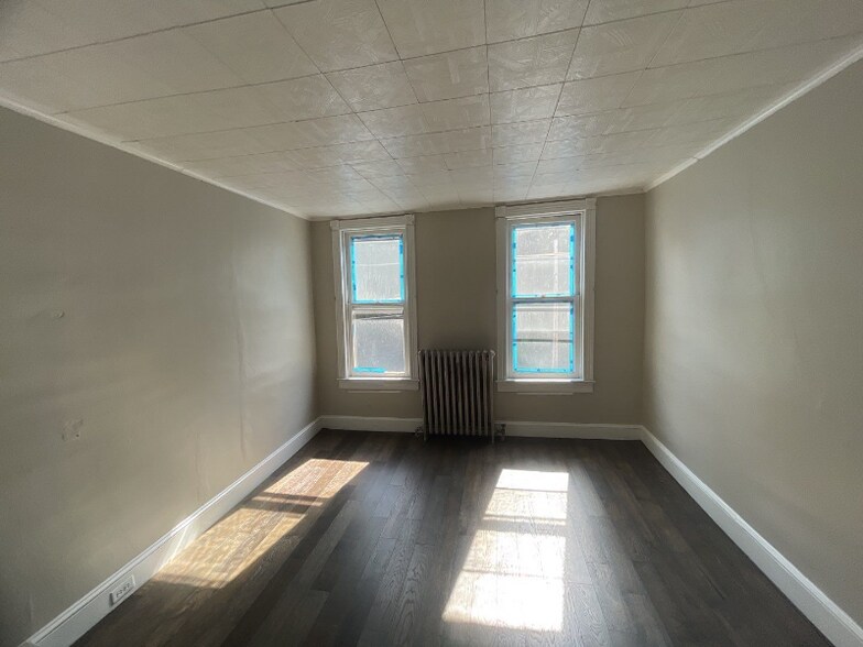 Building Photo - 582 Sunbury St