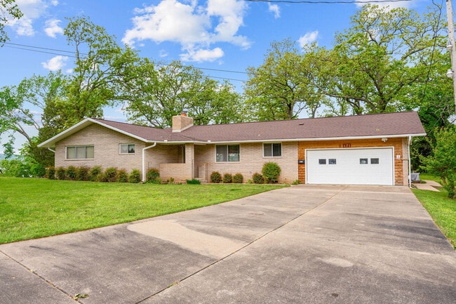 Building Photo - 471 Parkside Dr